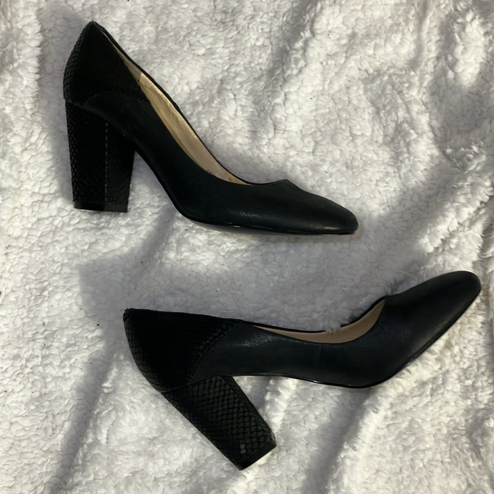 Tahari Round Toe Black Heels - Picture 2 of 8